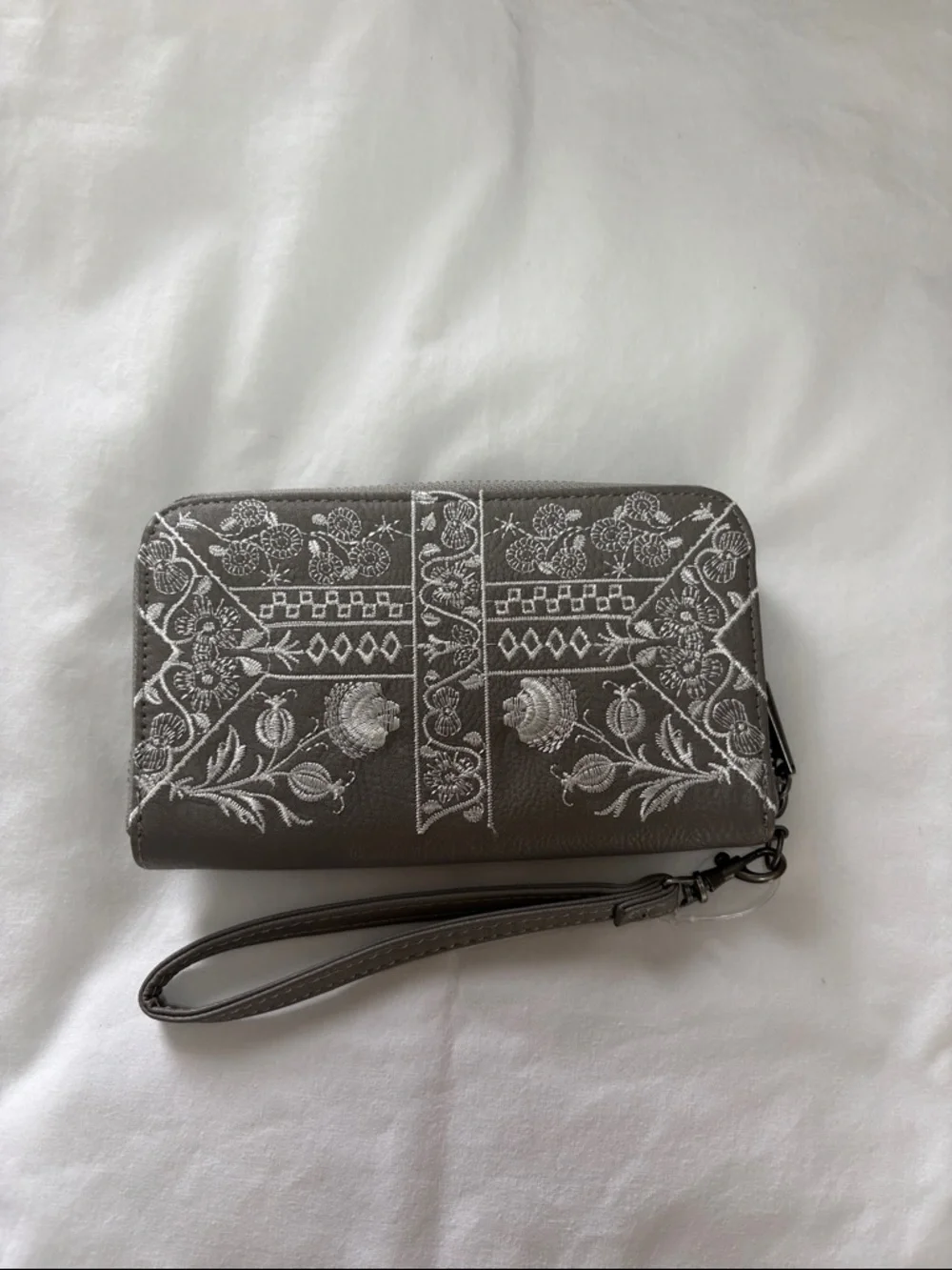 NWT Embroidered Gray Wristlet Wallet Floral - Picture 2 of 4